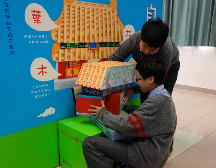 Through playing wood blocks, two “little artisans” were learning to identify different parts of the Chinese wooden building; meanwhile, they also revealed that the creations of those parts of the building were actually inspired by different elements in the nature.