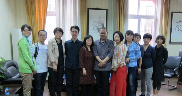 工作室總監趙廣超老師與人大附中實驗小學校長尹軍及老師合照。