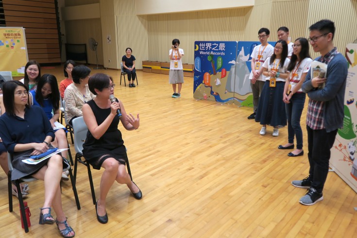 <p>新加坡福建会馆属校光华学校校长蔡颐龄女士(前排左二)正为「好自然」活动提出宝贵意见。（新加坡福建会馆属校光华学校礼堂）</p>