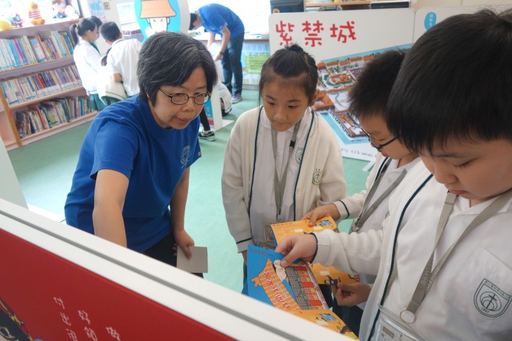 <p>One of the parent volunteers, though her kids have already graduated, still went back to her kid&rsquo;s alma mater and introduced the stories of the Palace for the current students.</p>