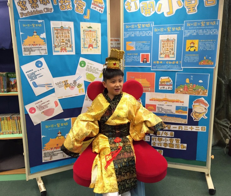 <p>A student dressing up as an emperor was promoting the educational activity, &ldquo;Mali Mali Palace&rdquo;, in front of a bulletin board&nbsp;with many promotional materials designed by the teachers on it.</p>