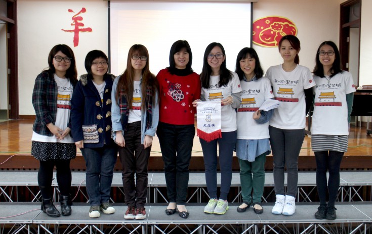 陈秀珍老师（左四）向导师团队颁赠纪念旗。