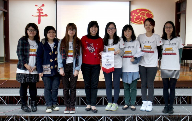 Miss Chan Sau-chun, the teacher of the Christian Alliance H.C.Chan Primary School, (the 4th from left) was presenting a flag to the education team.